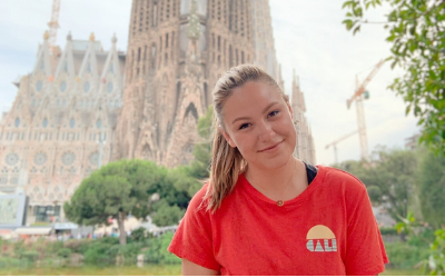USU Alumnus Michaela Leishman poses in front of the Sagrada Família
